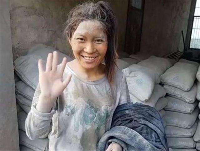 卖惨走红的水泥妹是什么行为,2017年靠卖惨走红水泥妹