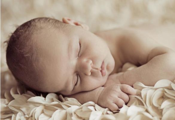 宝宝睡眠小方法,新生婴儿睡眠浅一放下就醒