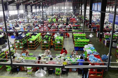 鸿星尔克新疆建厂新闻播报,鸿星尔克河南新店