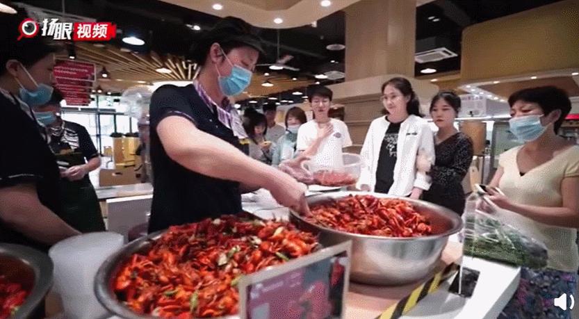 这些高校送的毕业礼物火了,送瓜的,送芯片的,还有送男朋友的