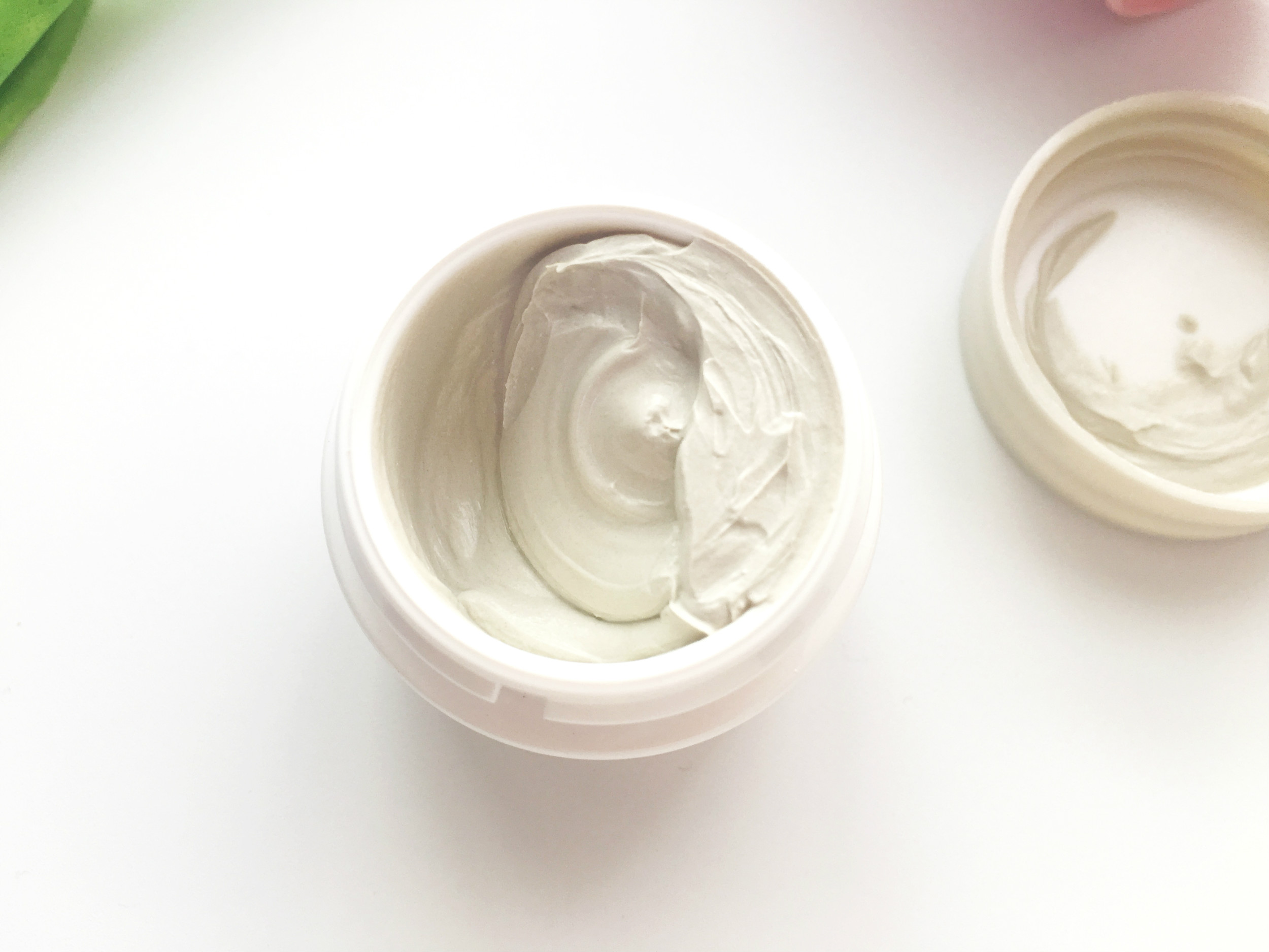 脸上抹护肤品起泥是怎么回事,脸上抹油还起皮怎么办