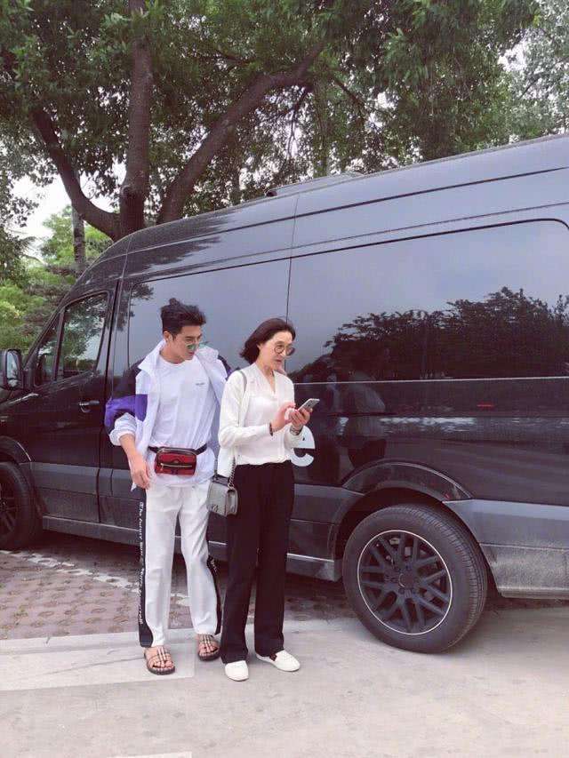 姜潮麦迪娜圈粉,麦迪娜衬衫配阔腿裤