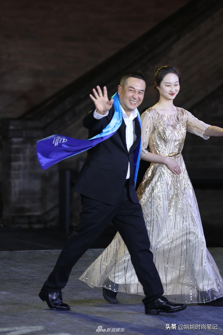 闫妮单肩亮片裙、扎脏辫，亮相电影节，身材秒杀小姐姐！又美又飒