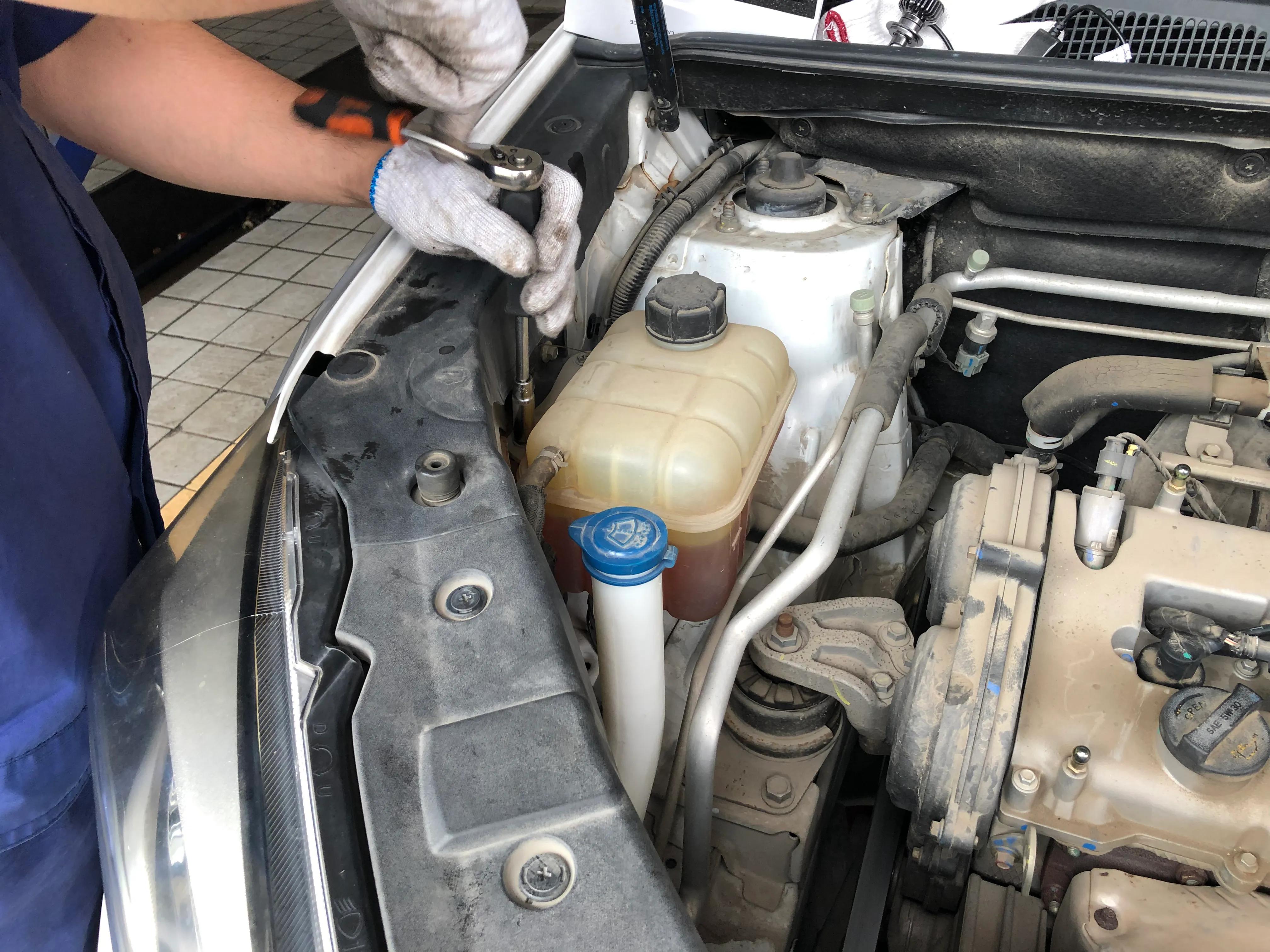 16款cs75近光灯怎么调高度,cs75近光灯换led灯教程