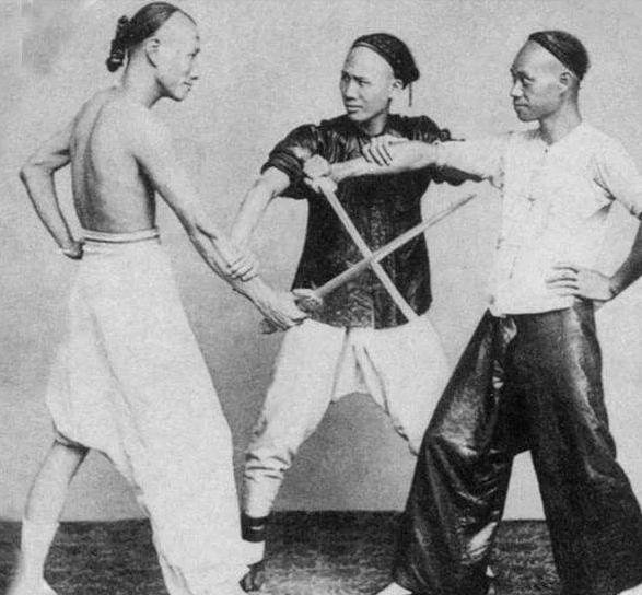 女儿收拾父亲遗物,发现一张“破烂奖状”,原来父亲是特等功臣