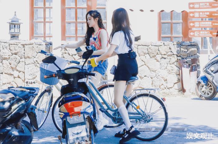 吴宣仪蓝色短裤,吴宣仪白短裤