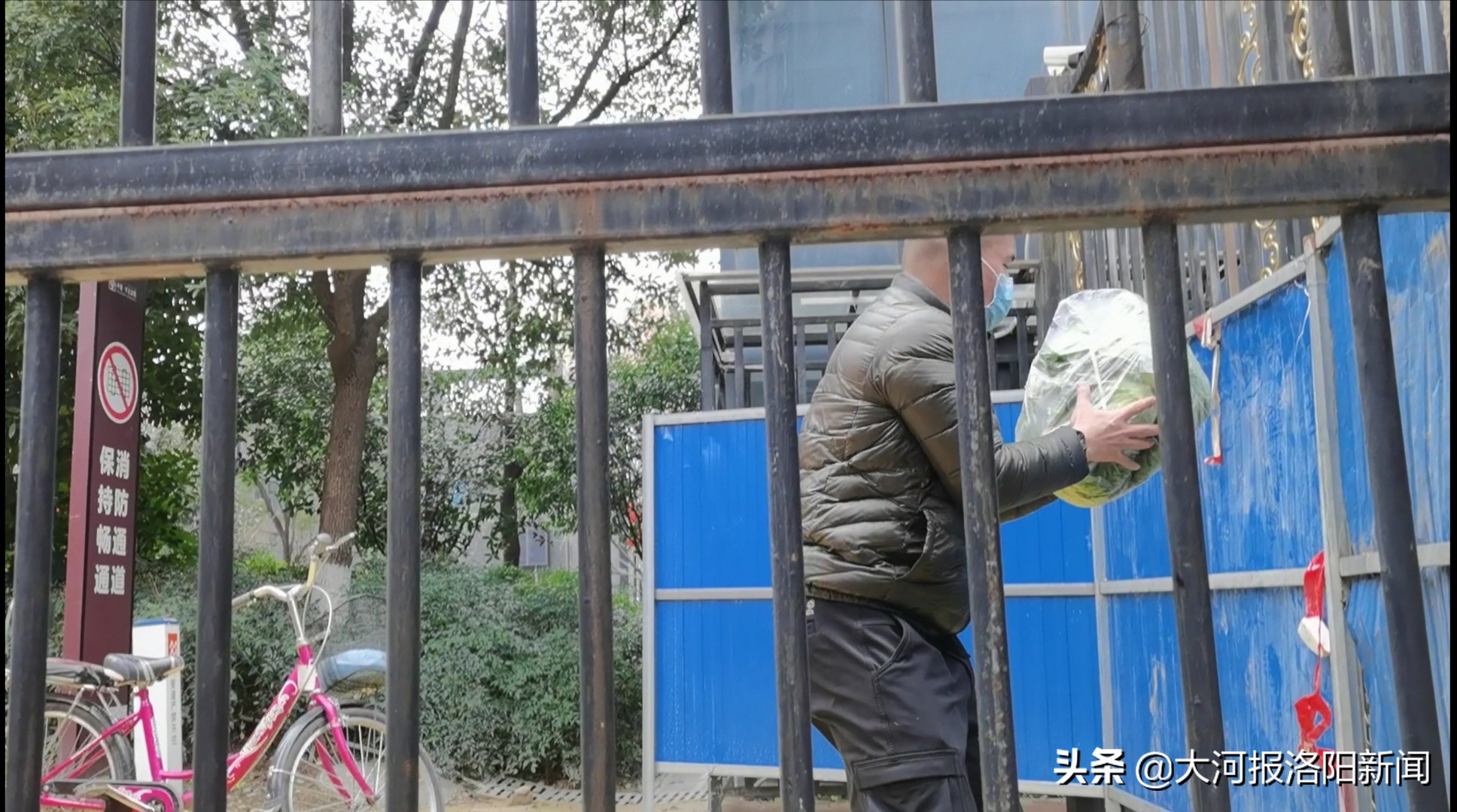 武汉社区居民喊假的 (武汉保安拦记者)