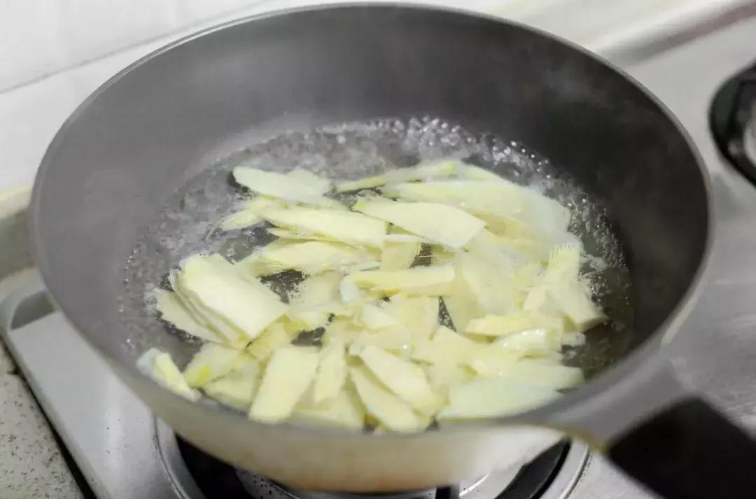 冬笋炒腊肉最正宗的做法,冬笋炒腊肉要不要先焯水