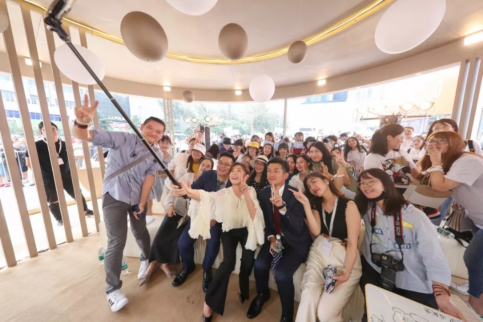 万茜代言怡丽丝尔现场,万茜出席品牌活动