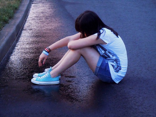 当女孩被欺负时你会怎么做,女孩被渣男欺负仍选择自己扛