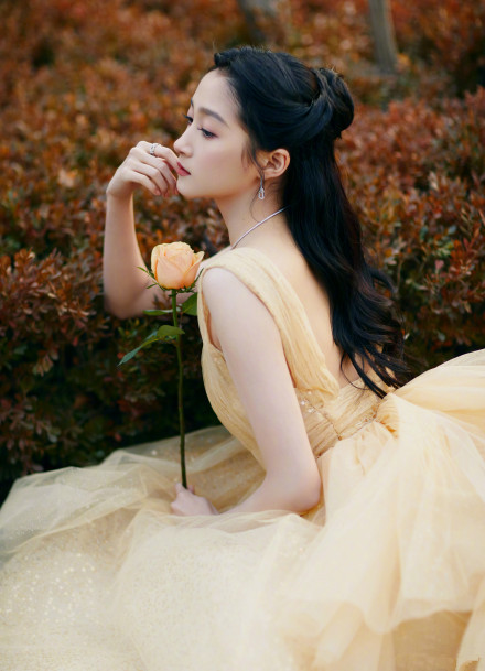 关晓彤鹅黄色抹胸纱裙仙女范十足,关晓彤红毯贝儿