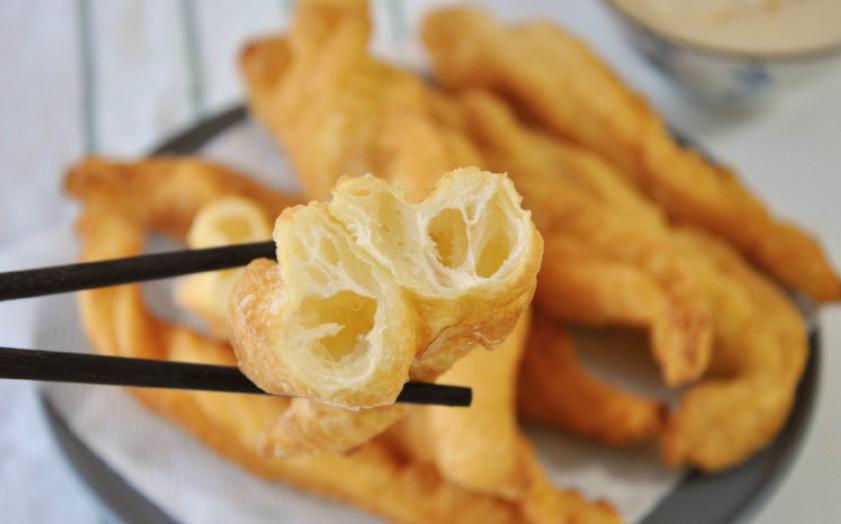 炸油条酥脆的秘诀,教你一个炸油条的方法