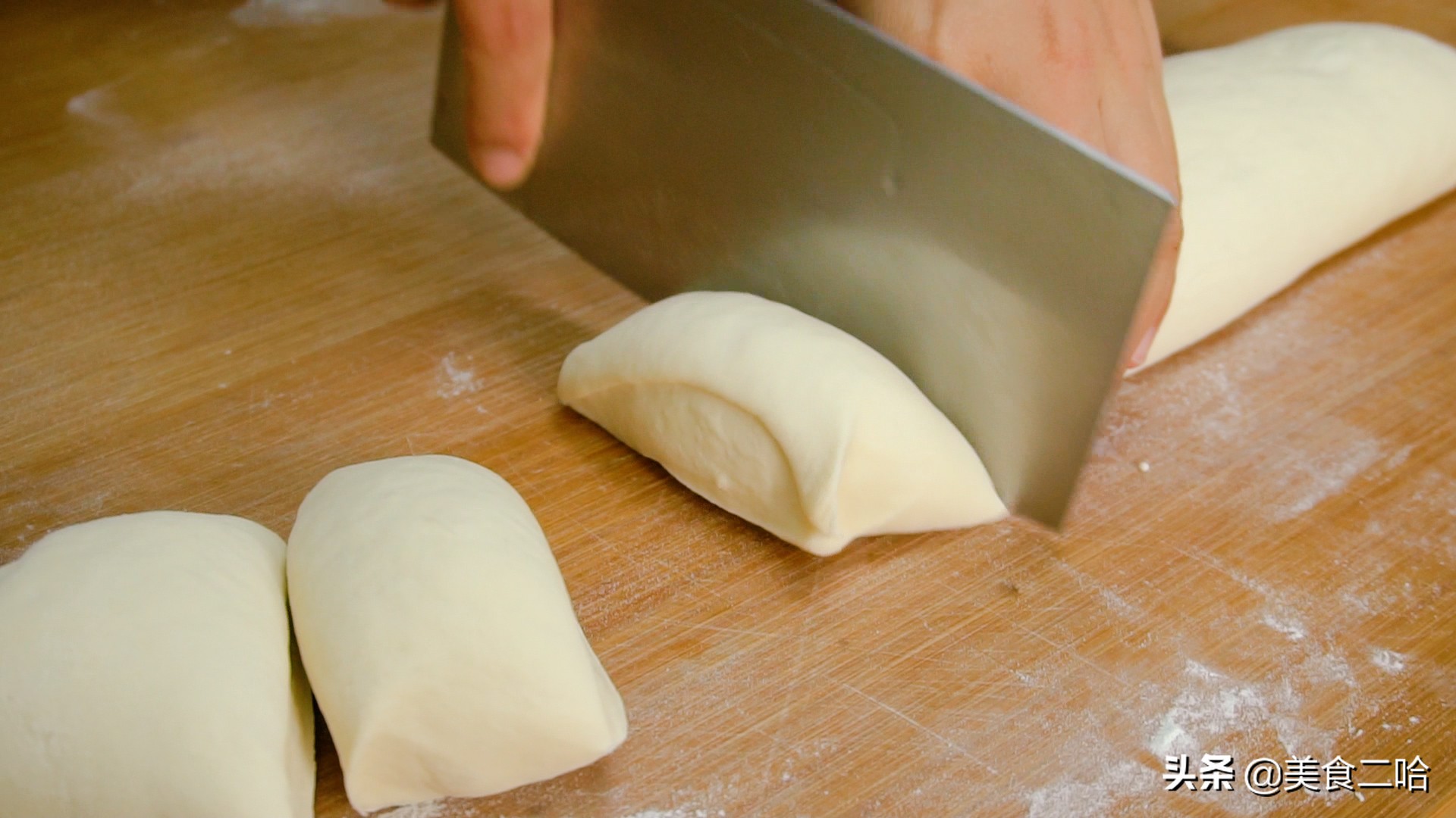 面点师饼皮酥脆的和面方法,面点师教你做油炸饼的视频教程