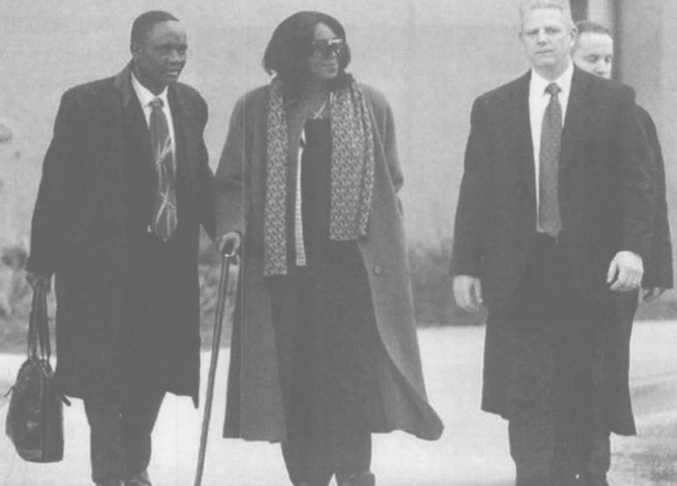 奥巴马第一次回非洲老家，帮着祖母扛大米，和兄弟们在村头喝酒