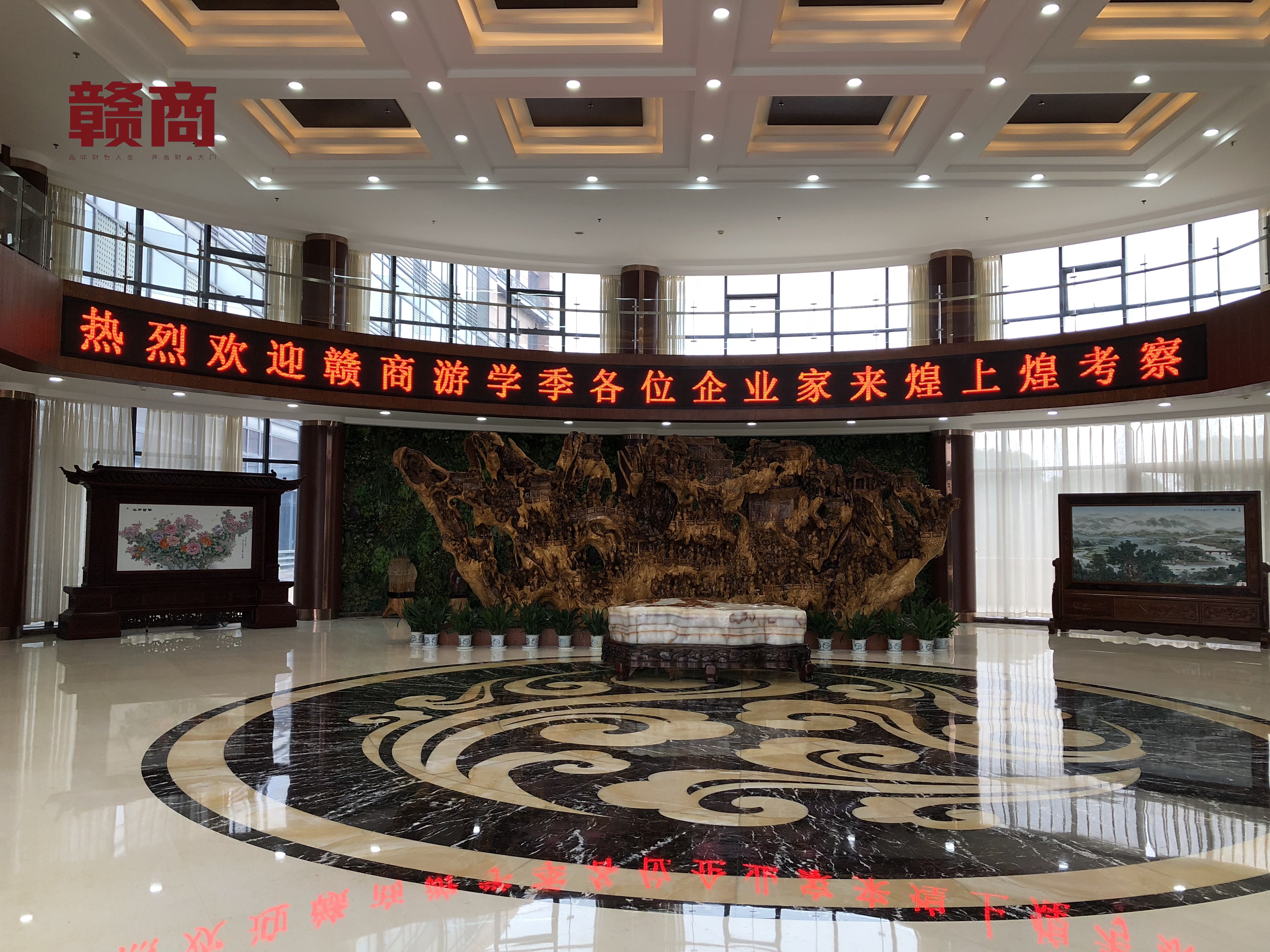 游学季成员到煌上煌集团总部后，“煌亲”都按捺不住内心的狂欢了