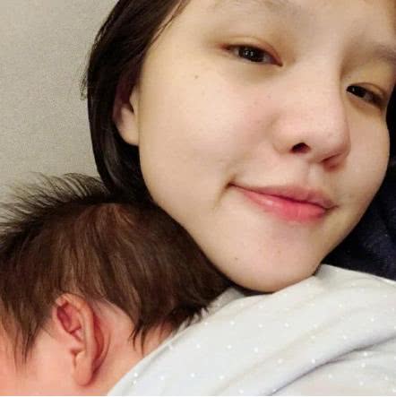 钟嘉欣二胎产子晒宝宝熟睡萌照,钟嘉欣要息影