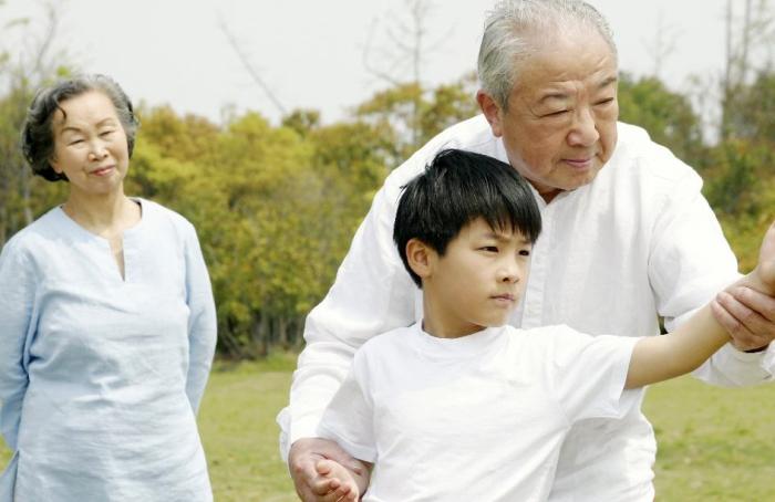 叫老人带孩子靠谱吗?老人有这10种“行为”,是不建议带孩子的