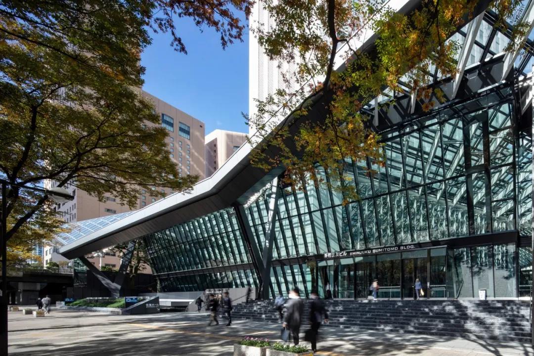 为高层穿“裙子”，新宿住友商事大楼/日建设计