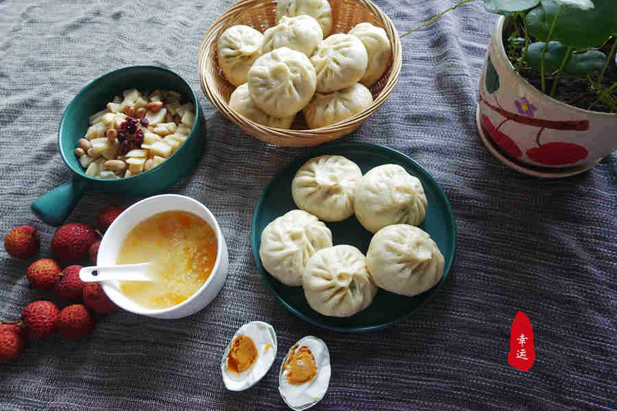 又白又大汁水四溢的包子,又软又好吃的包子