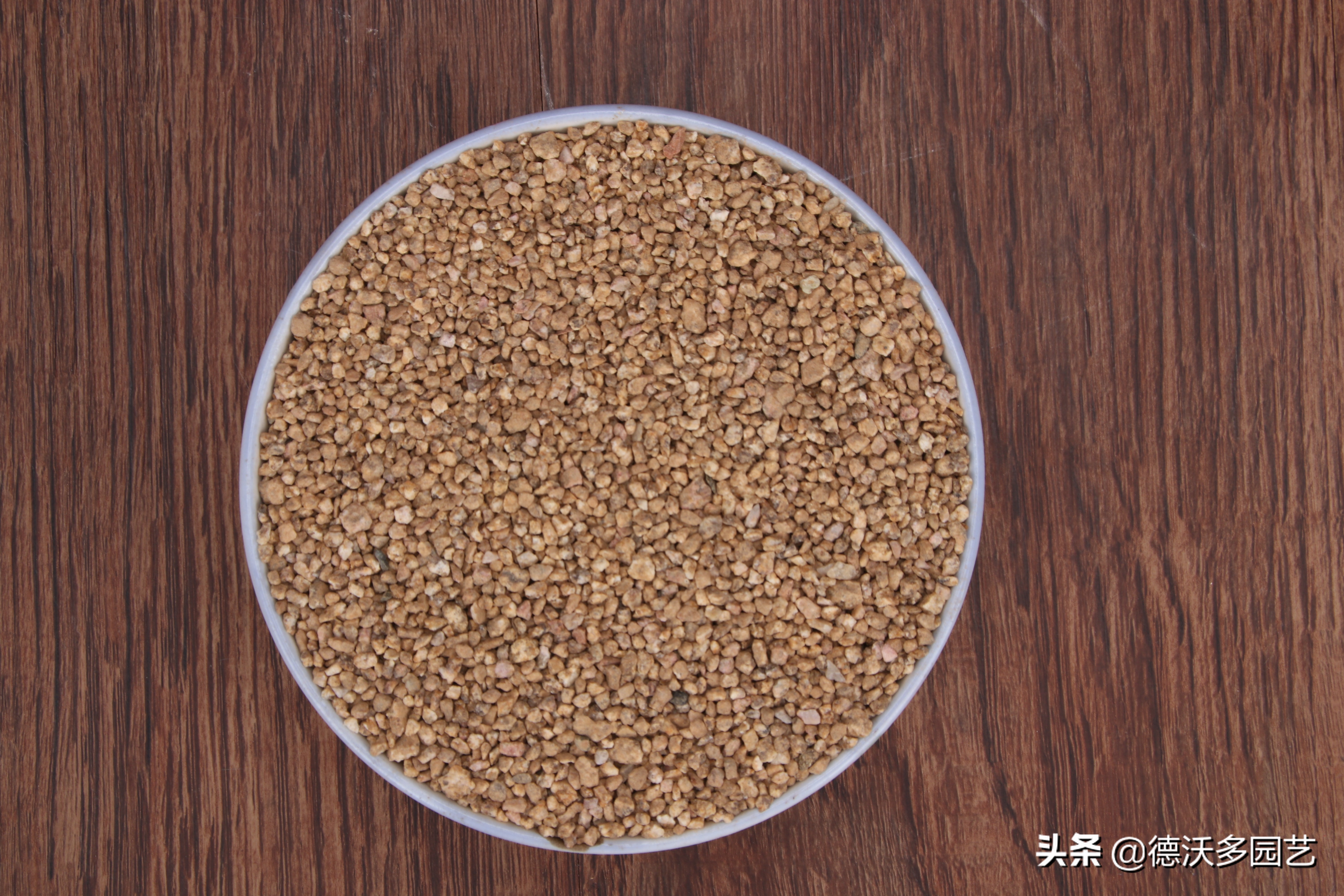 鹅卵石铺面石和麦饭石哪个好,硅藻土和麦饭石哪个铺面好