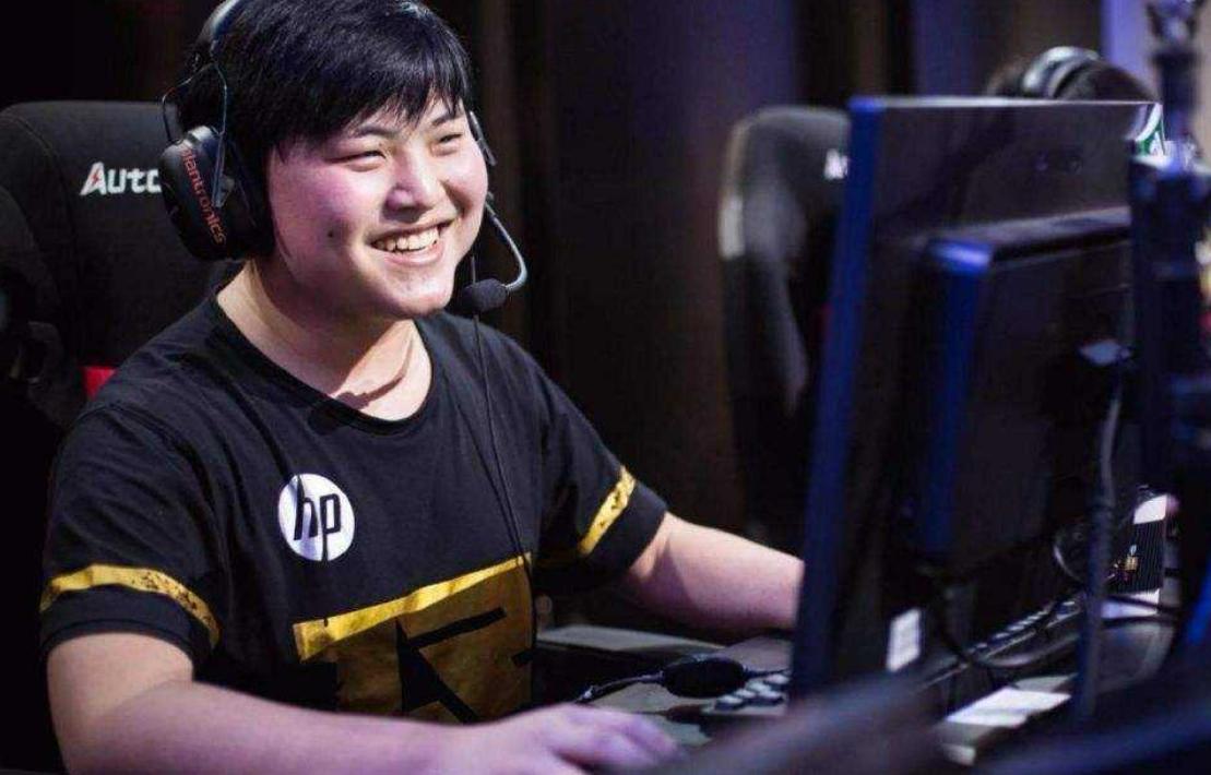 uzi直播间调侃自己,uzi查房姿态偷塔