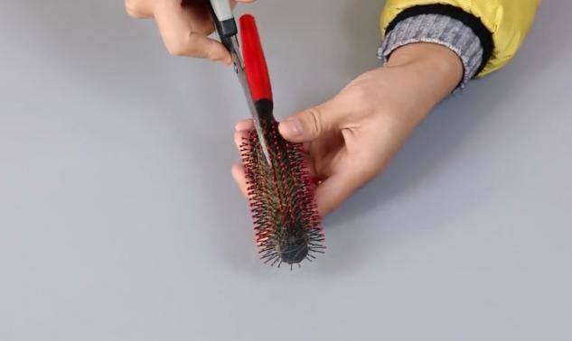 卷发梳子里面的头发怎么清理掉,卷发梳中的头发怎么清理
