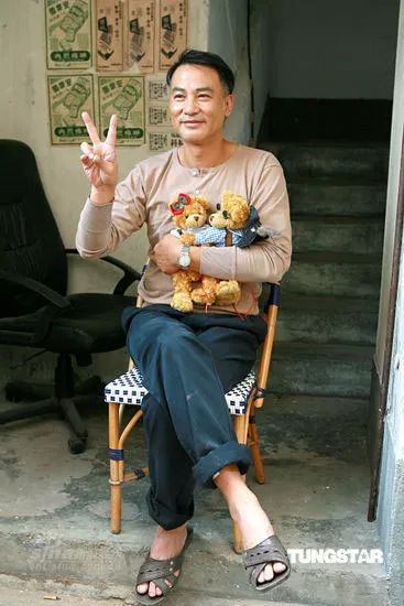 他是香港最低调的影帝，梳起飞机头他又是令人闻风丧胆的江湖大佬