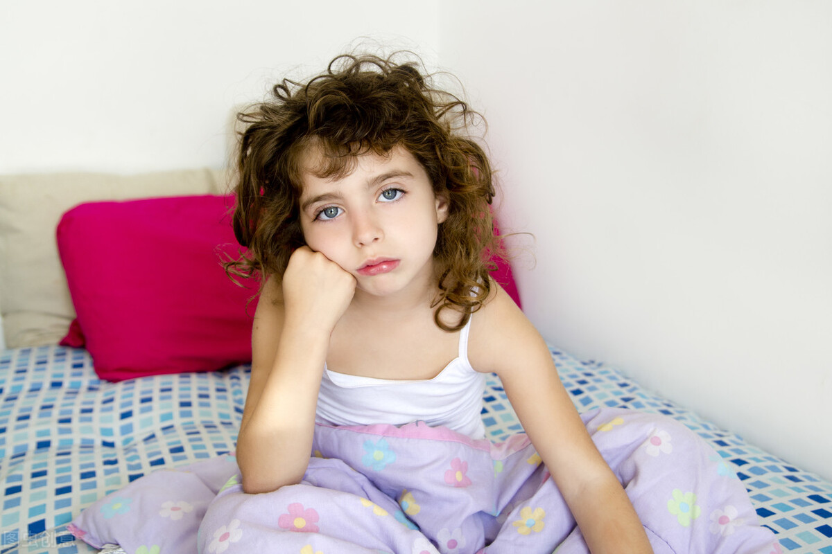 孩子不肯睡哭闹怎么办,孩子不肯睡觉要奶睡怎么办