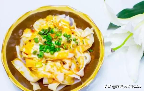 在家做凉皮简单好吃的做法,大米自制凉皮家常做法窍门