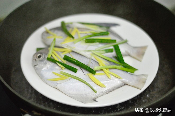 鲳鱼的最佳吃法清蒸鲳鱼,清蒸鲳鱼用最简单的方法做出来