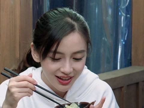 baby深夜撸串补充体力，携助理赶行程累到狂打哈欠