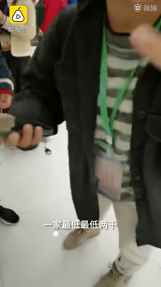 旅游团被导游买玉被骗,导游强迫买玉10000块