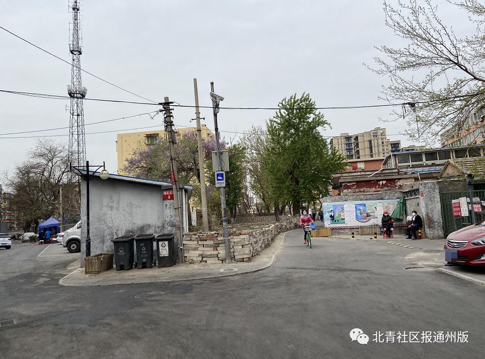 路窄难走、道旁还晾晒衣裳……通州北苑这条“羊肠”小巷啥时能通畅？