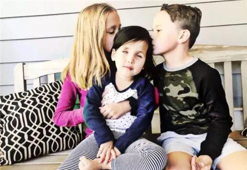 美国夫妇跨国领养的中国“蓝眼睛”女孩，当时被抛弃，如今怎样啦