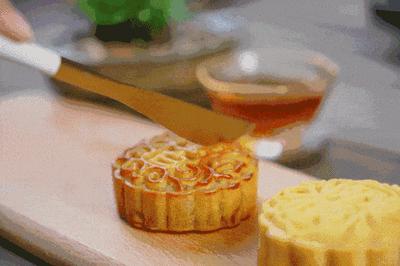 中秋未到,月饼先到,蒙自月饼大量上市,有698、36、24元不等...