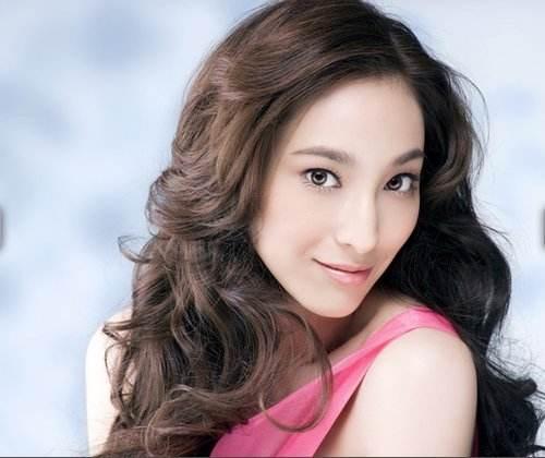 曾穿搭两千万起步的吴佩慈，现参加闺蜜儿子抓周派对，无钻戒包包