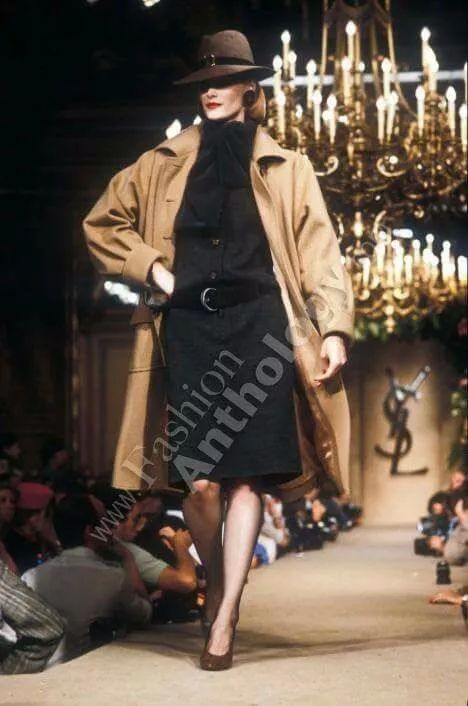 那个卖口红的YSL，教会女孩不色情的穿黑*袜丝**