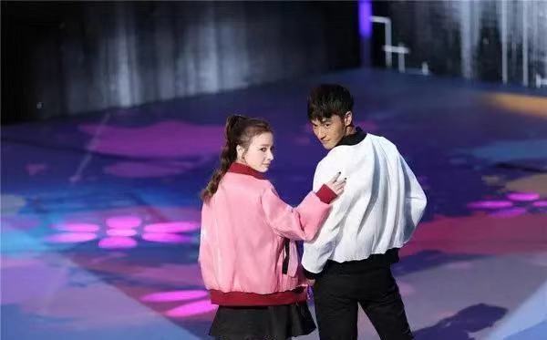 终于不用和别人*绑捆**CP了，吴昕被曝和演员郑凯恋爱，又一起姐弟恋