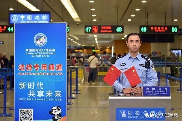 两男子飞机上吸烟被拘,两男子在飞机上吸烟被拘留