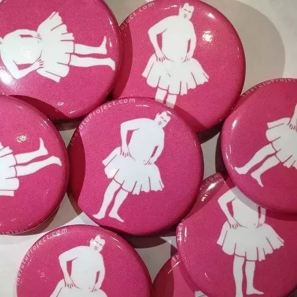 穿着15年的蓬蓬裙的中年男人,粉色蓬蓬裙穿了14年