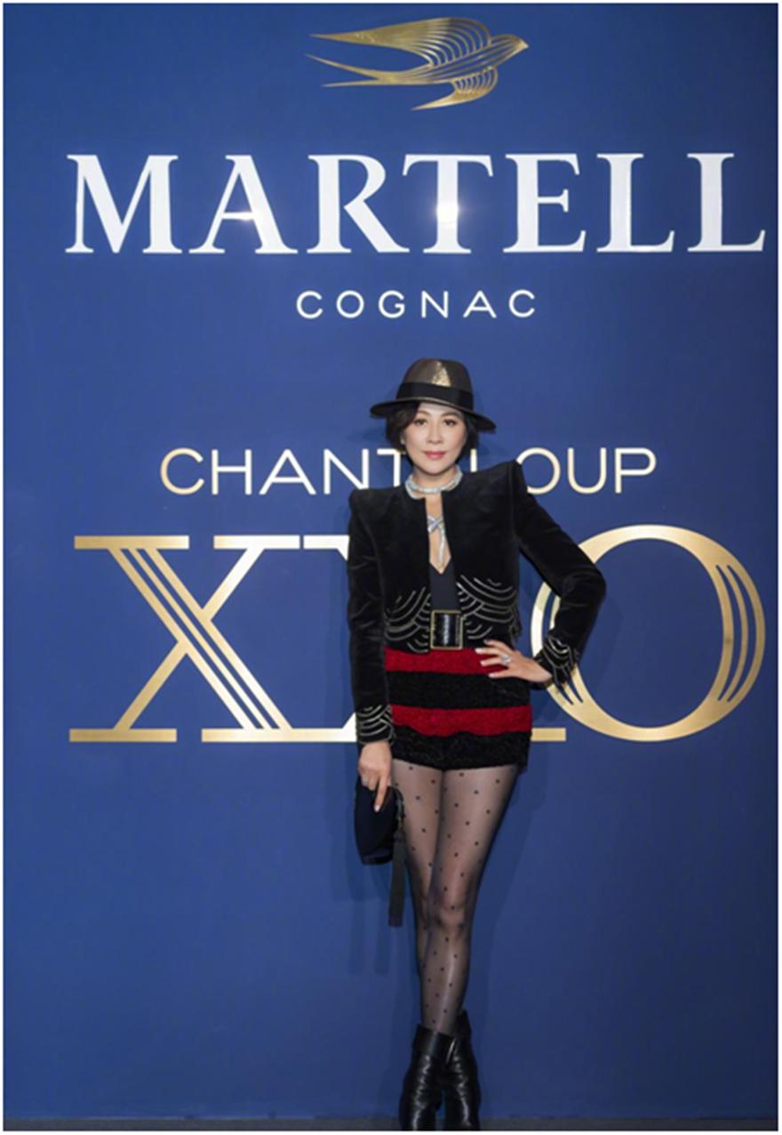 53岁刘嘉玲穿大花裙展复古情怀,刘嘉玲深v开叉裙