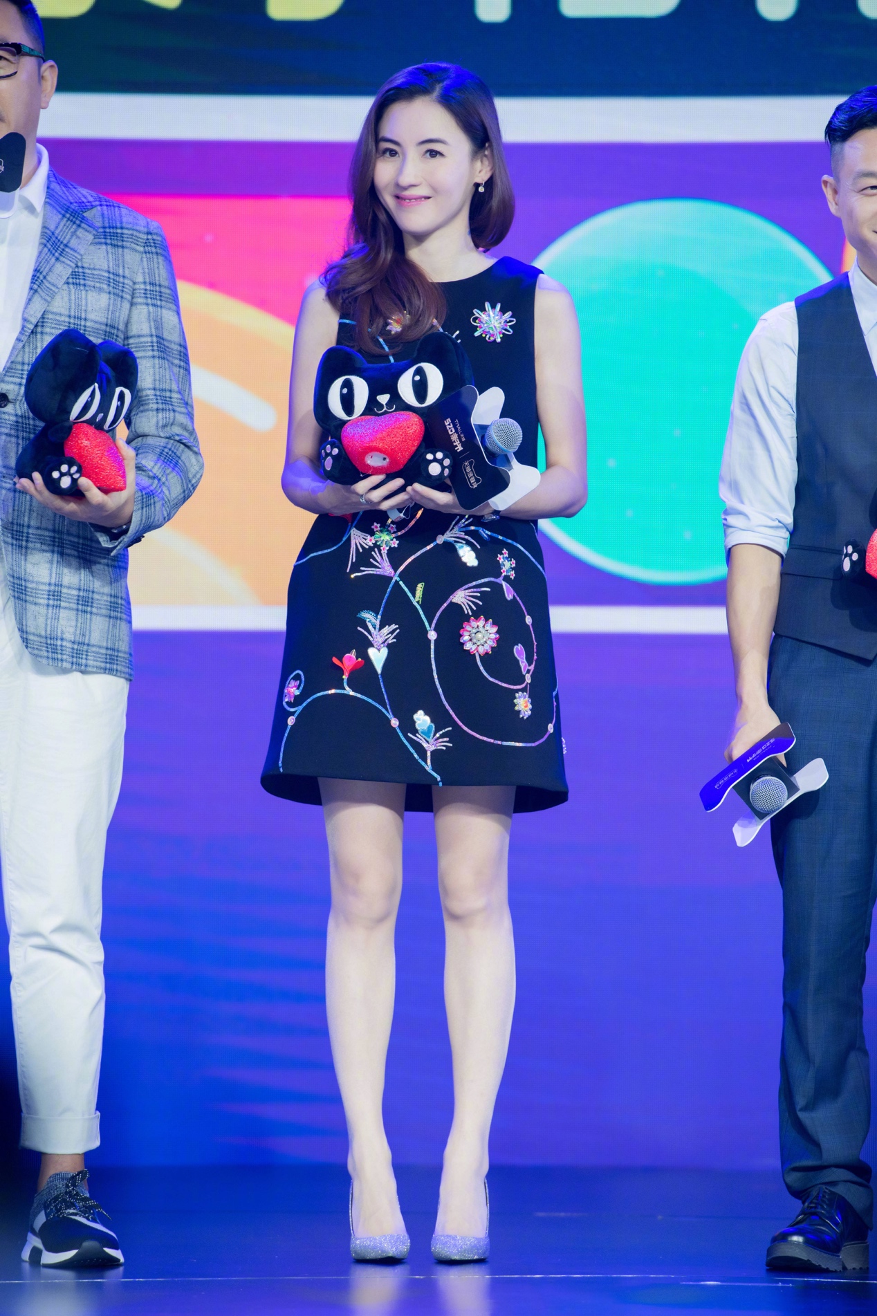 张柏芝黑色服装,张柏芝穿黑色礼服卖萌