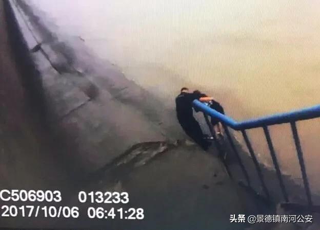 海边警察找到尸体,在水下找到人的尸体