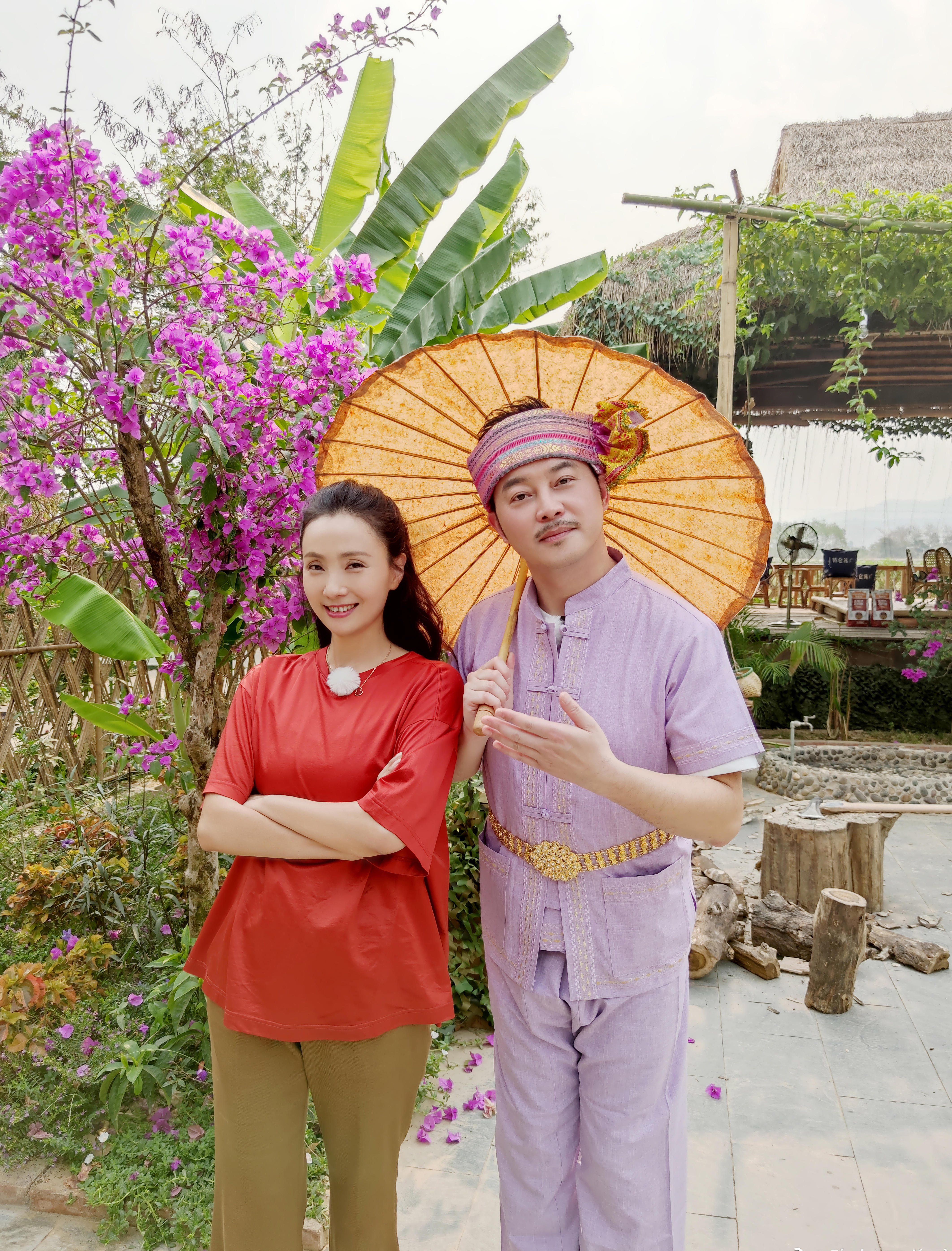 陶虹录节目，红色宽松上衣配驼色阔腿裤，时而像贵妇，时而像农妇