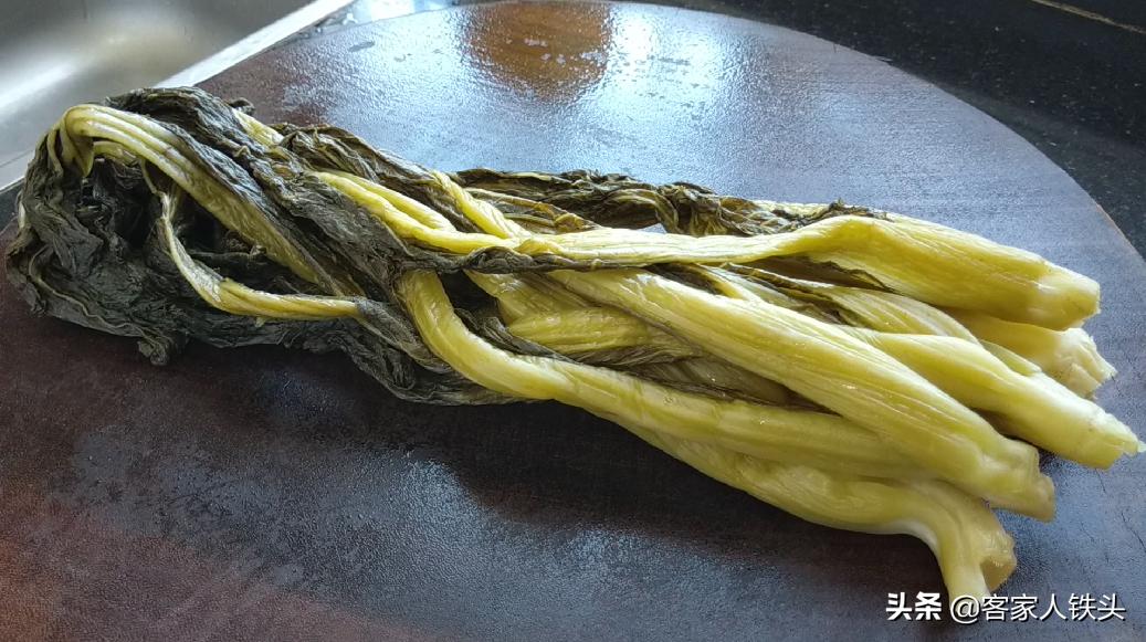 家庭自制酸菜的做法窍门是什么,简易酸菜怎么泡制又脆又好吃