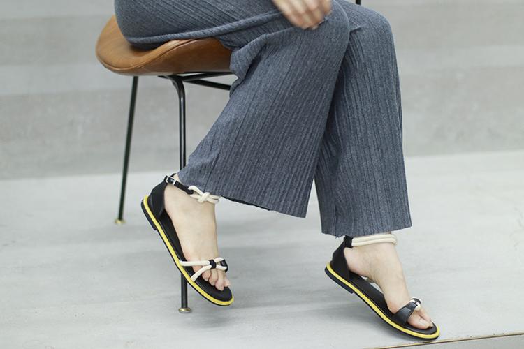 穿上即陷进柔软的「纸片人」背带裤,一封写给夏天的慵懒情书