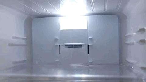 冰箱里边有一个小孔特别脏,清理冰箱内壁弄了一个小洞