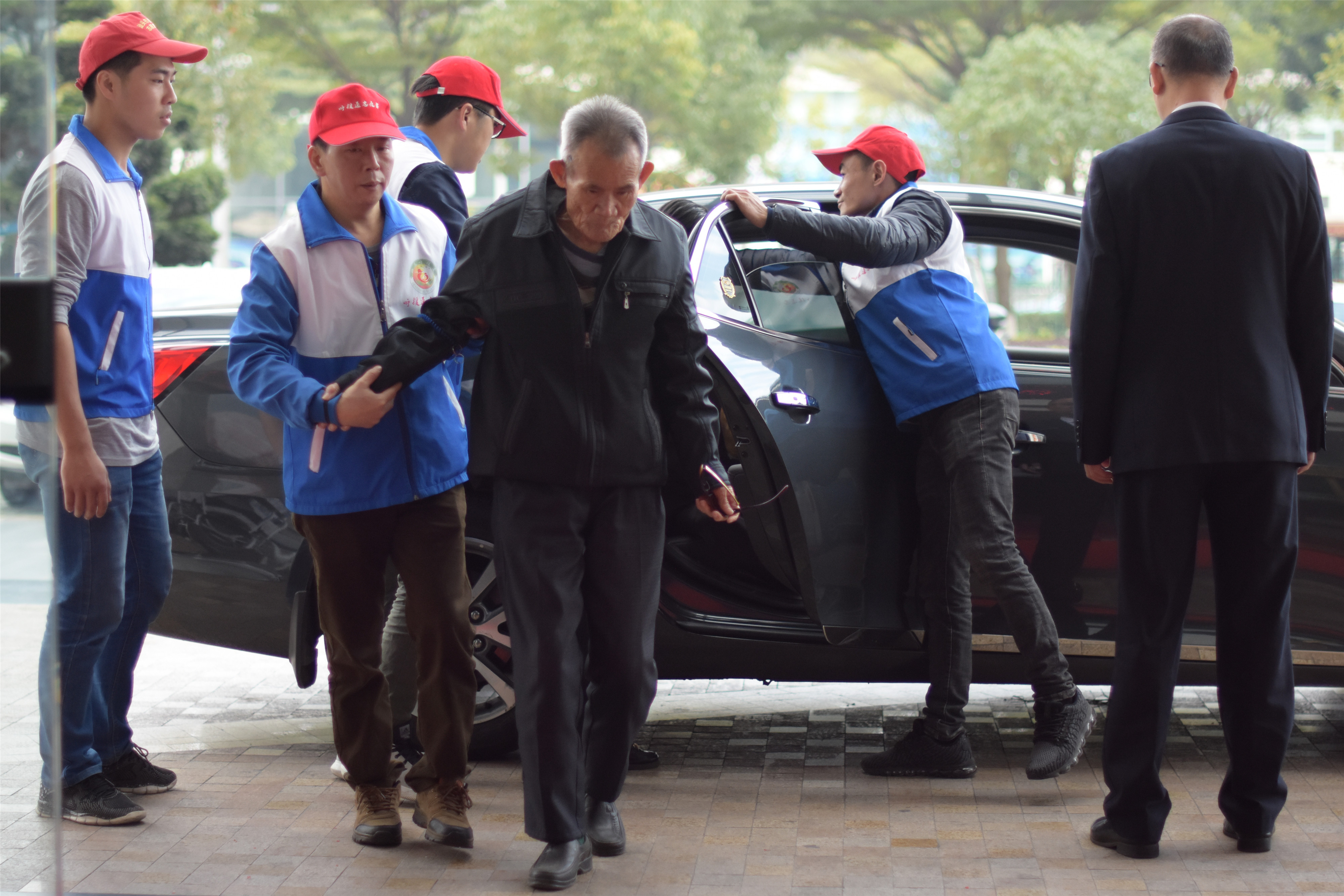 龙湖区第八个善待鳏寡百叟宴今举行铂晶大酒店多年资助大爱奉献