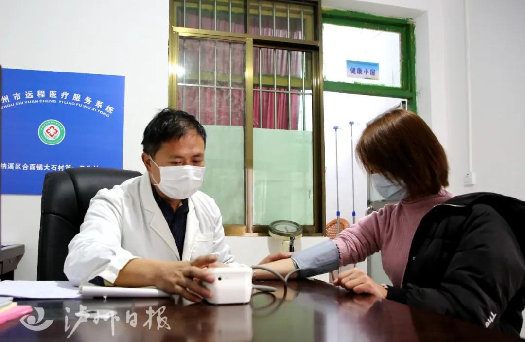 泸州战“疫”|穿白大褂的村支书：一手喇叭，一手药箱