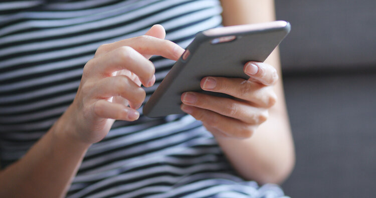 睡觉时手机放床头辐射真的很大,睡觉手机放床头有辐射吗有危害吗